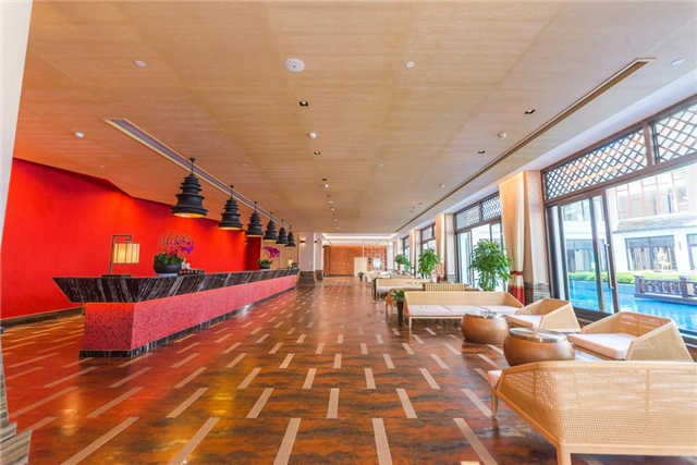 云南悅椿溫泉度假酒店裝修設(shè)計實(shí)景圖| 溫泉度假酒店大廳設(shè)計