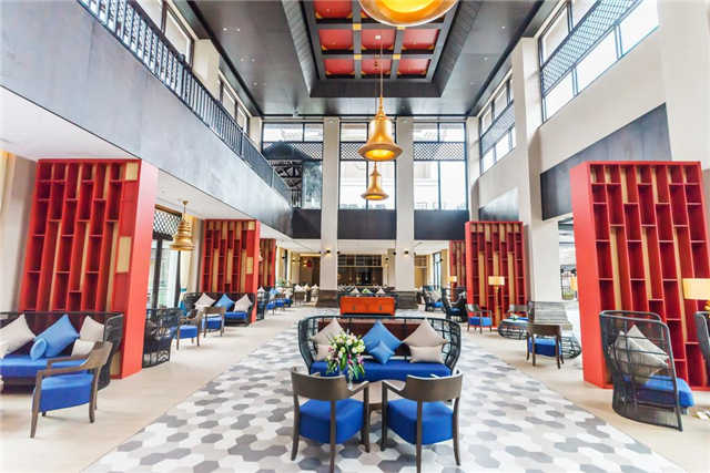 云南悅椿溫泉度假酒店裝修設(shè)計實(shí)景圖| 溫泉度假酒店大堂休息區(qū)設(shè)計